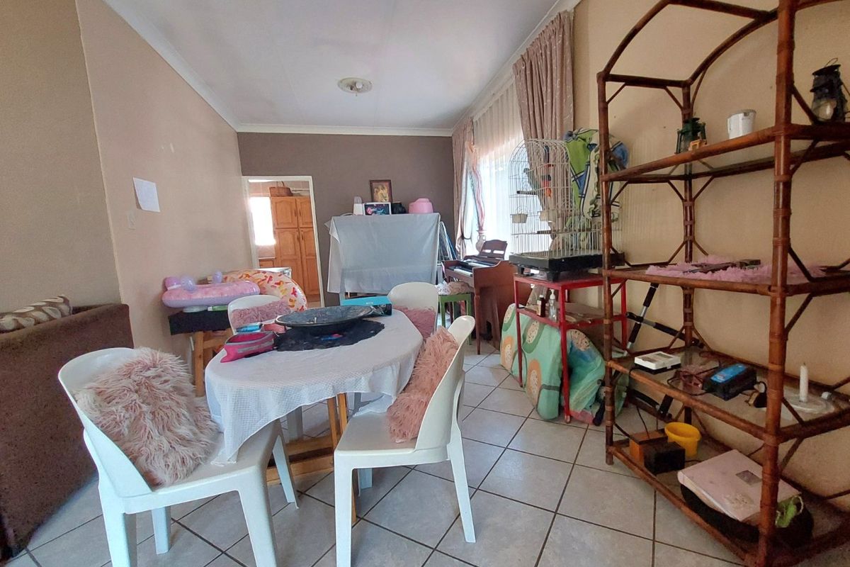 House with Flatlet – Walking Distance to Schools in Brits | 1,050m2 Stand - Photo 4