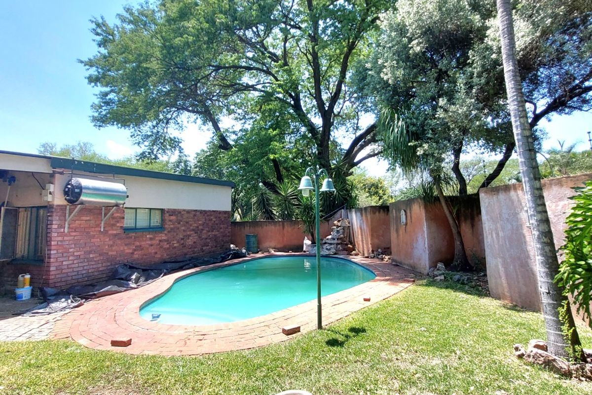 House with Flatlet – Walking Distance to Schools in Brits | 1,050m2 Stand - Photo 2