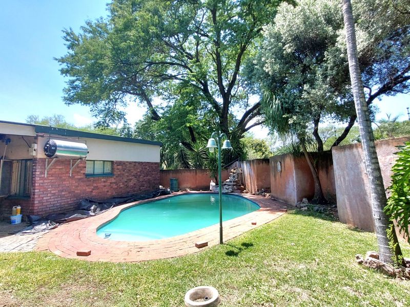 House with Flatlet – Walking Distance to Schools in Brits | 1,050m2 Stand - Photo 2