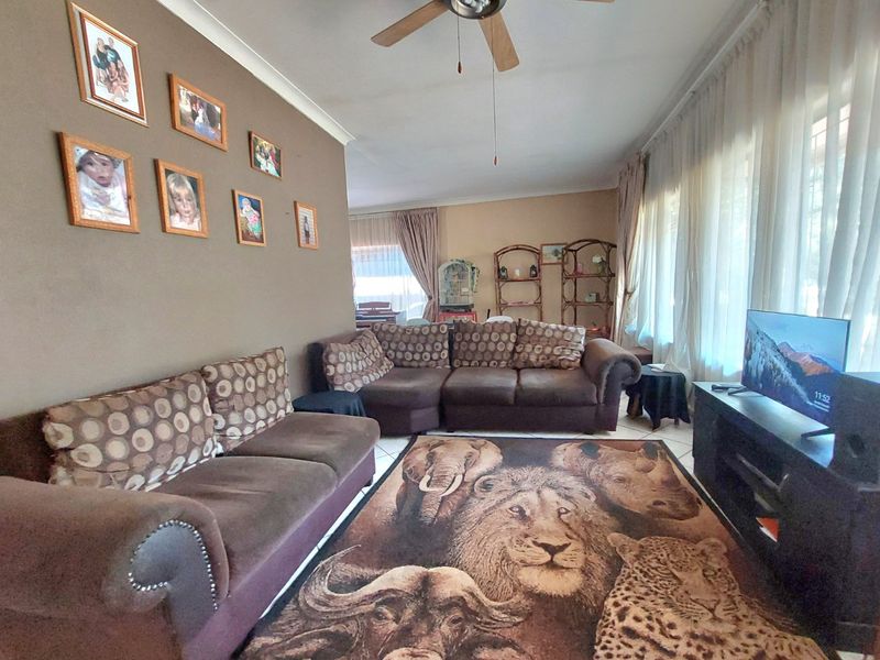 House with Flatlet – Walking Distance to Schools in Brits | 1,050m2 Stand - Photo 3