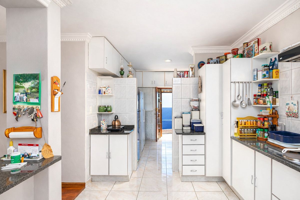 Spacious 4 - 5 Bedroom Family Home for Sale in Meerhof - Photo 4