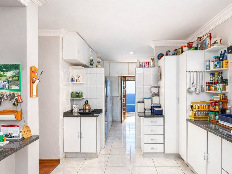 Spacious 4 - 5 Bedroom Family Home for Sale in Meerhof - Photo 4