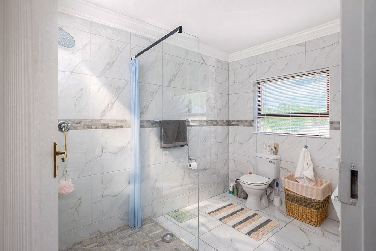 Spacious 4 - 5 Bedroom Family Home for Sale in Meerhof - Photo 3