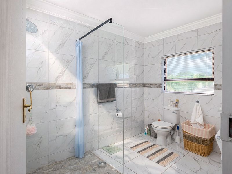 Spacious 4 - 5 Bedroom Family Home for Sale in Meerhof - Photo 3