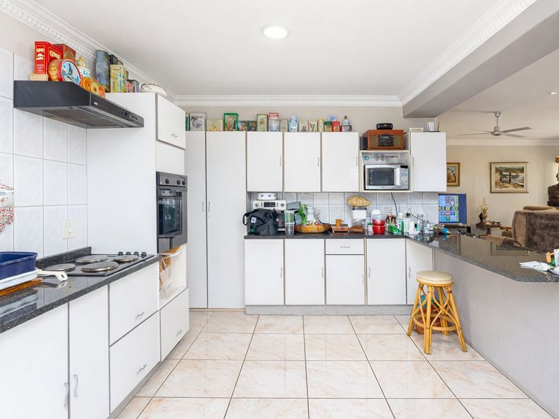 Spacious 4 - 5 Bedroom Family Home for Sale in Meerhof - Photo 10