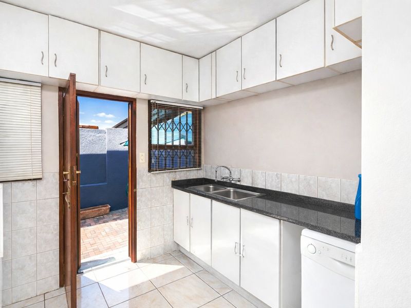 Spacious 4 - 5 Bedroom Family Home for Sale in Meerhof - Photo 9