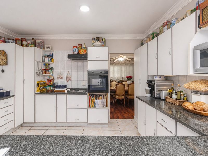 Spacious 4 - 5 Bedroom Family Home for Sale in Meerhof - Photo 8