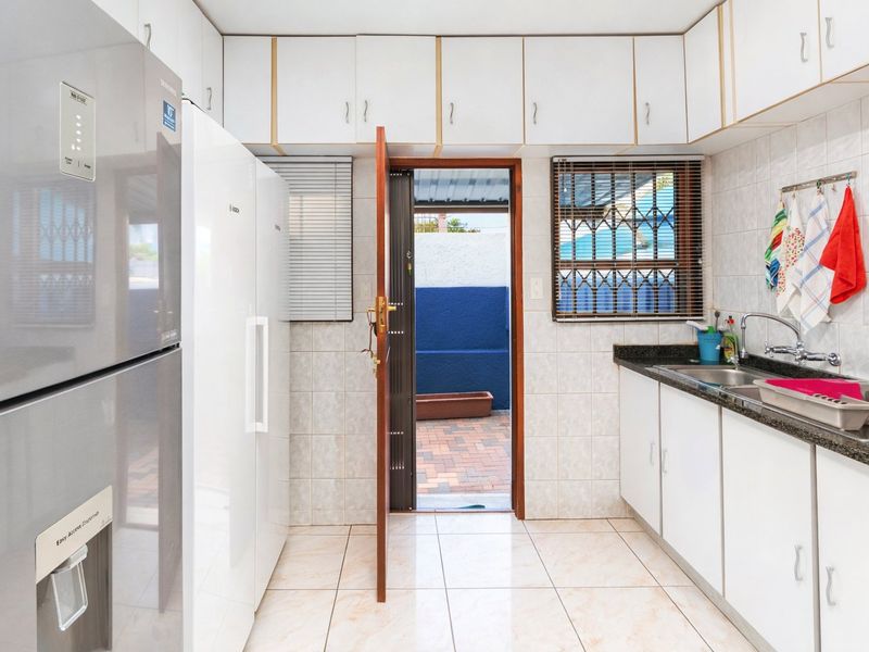 Spacious 4 - 5 Bedroom Family Home for Sale in Meerhof - Photo 7