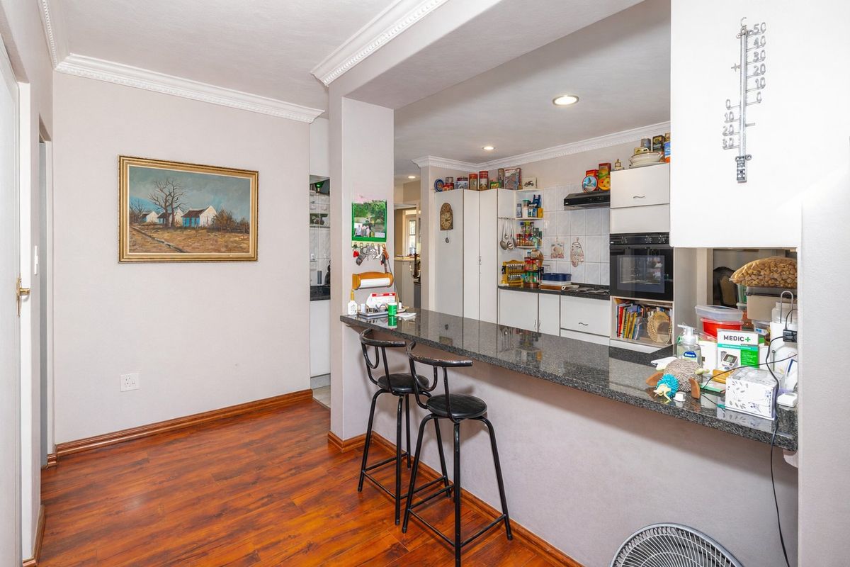 Spacious 4 - 5 Bedroom Family Home for Sale in Meerhof - Photo 5