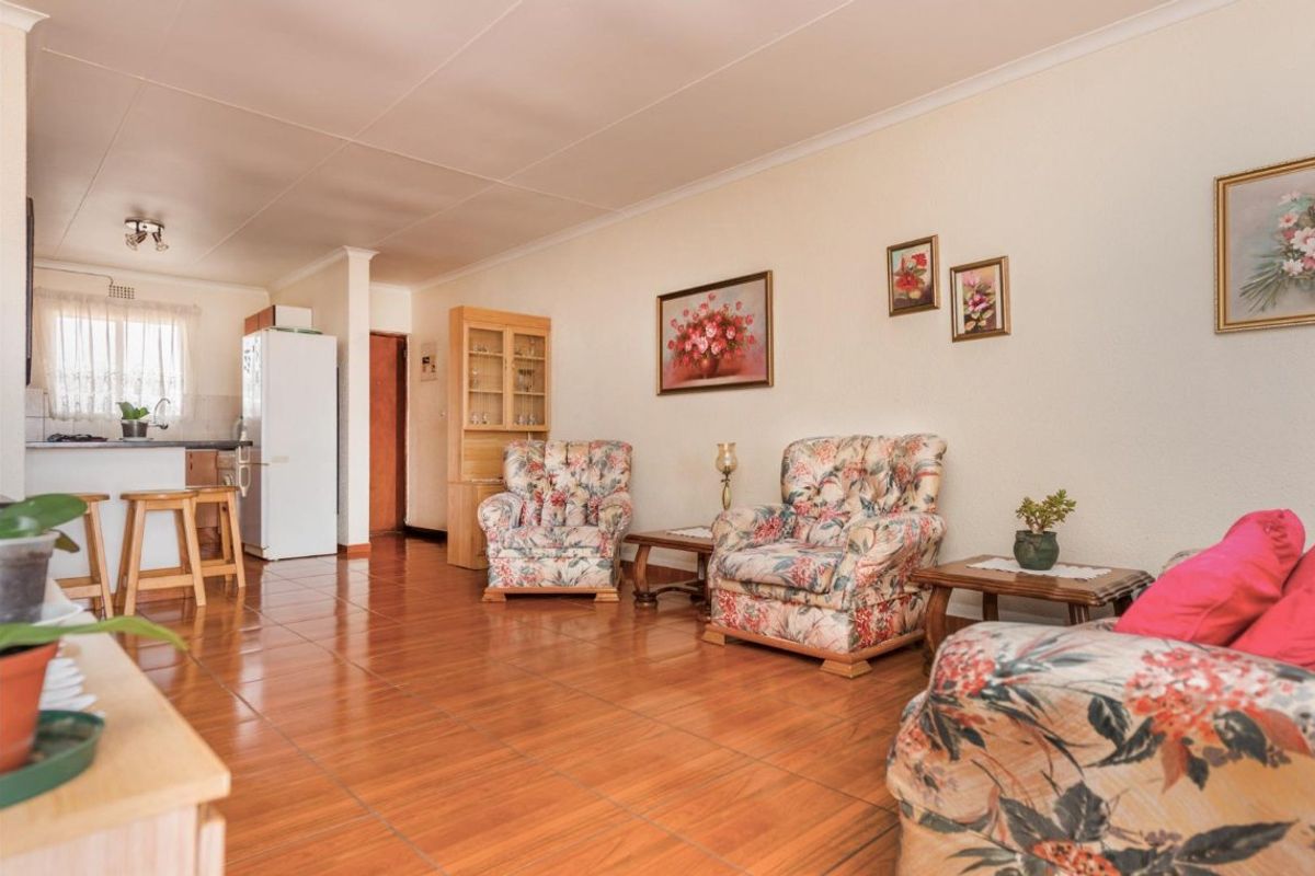 Spotless, Move-in-Ready Apartment in Family Complex. - Photo 2