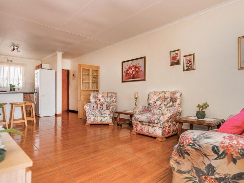 Spotless, Move-in-Ready Apartment in Family Complex. - Photo 2