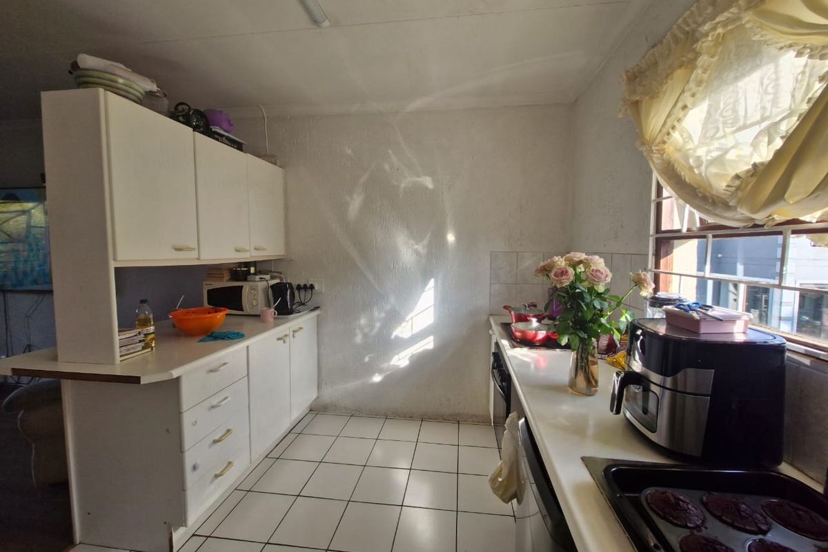 Modern Top-Floor 2-Bedroom Apartment – Prime Rynfield - Photo 3