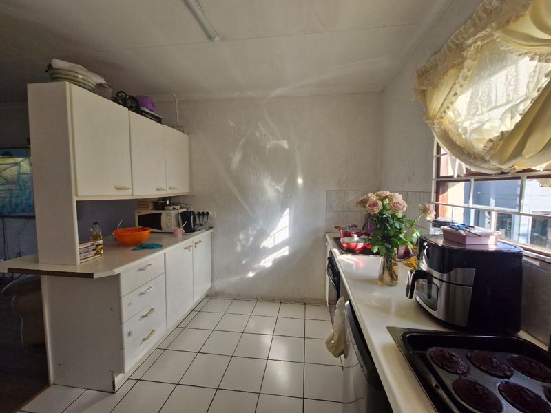 Modern Top-Floor 2-Bedroom Apartment – Prime Rynfield - Photo 3