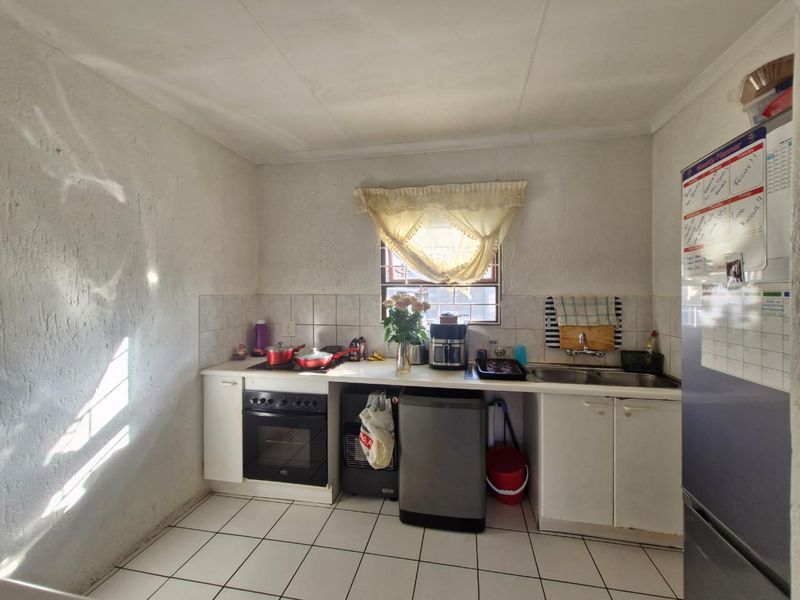 Modern Top-Floor 2-Bedroom Apartment – Prime Rynfield - Photo 4