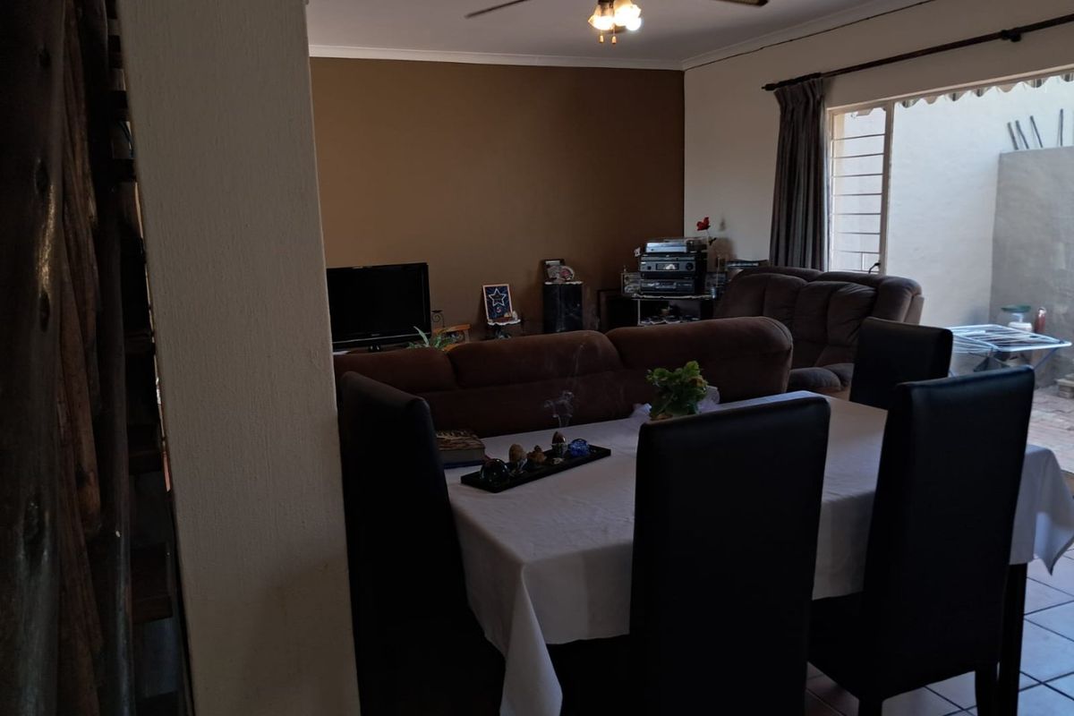 Charming Free-Standing Home in Weltevreden Park | 3 Bedrooms, 2 Bathrooms | R1,220,000 | Pet Friendly - Photo 5