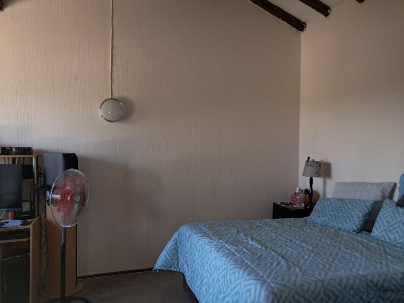 Charming Free-Standing Home in Weltevreden Park | 3 Bedrooms, 2 Bathrooms | R1,220,000 | Pet Friendly - Photo 7