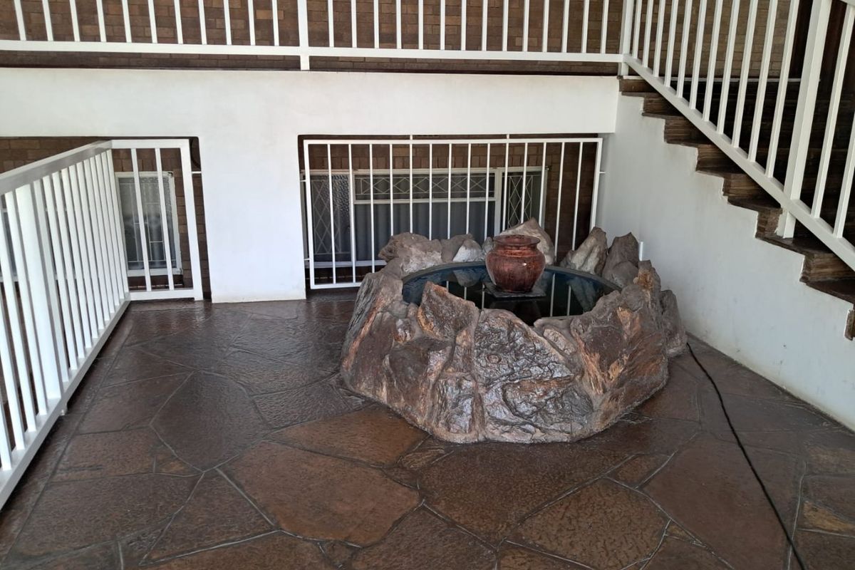 Stylish, Spacious & Ideally Situated Apartment — Not to Be Missed - Photo 2