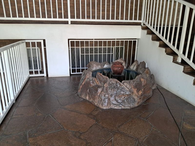 Stylish, Spacious & Ideally Situated Apartment — Not to Be Missed - Photo 2