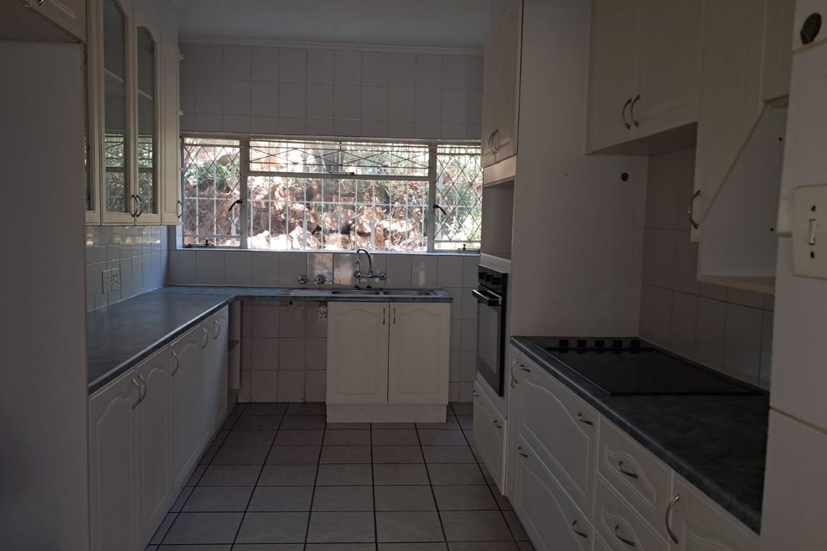 Stylish, Spacious & Ideally Situated Apartment — Not to Be Missed - Photo 3