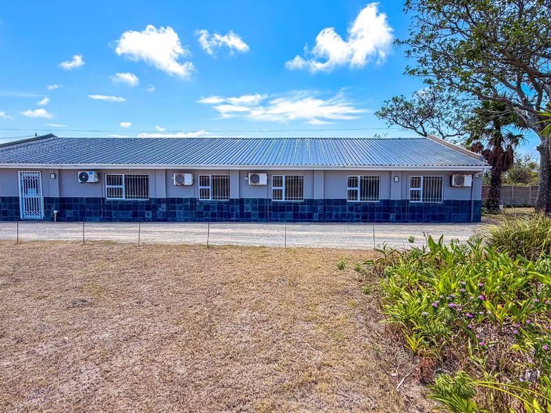 The Gonubie Game-Changer – Prime Business Hub with a Residential Bonus That Pays You Back. Vat Registered Seller.  - Photo 2