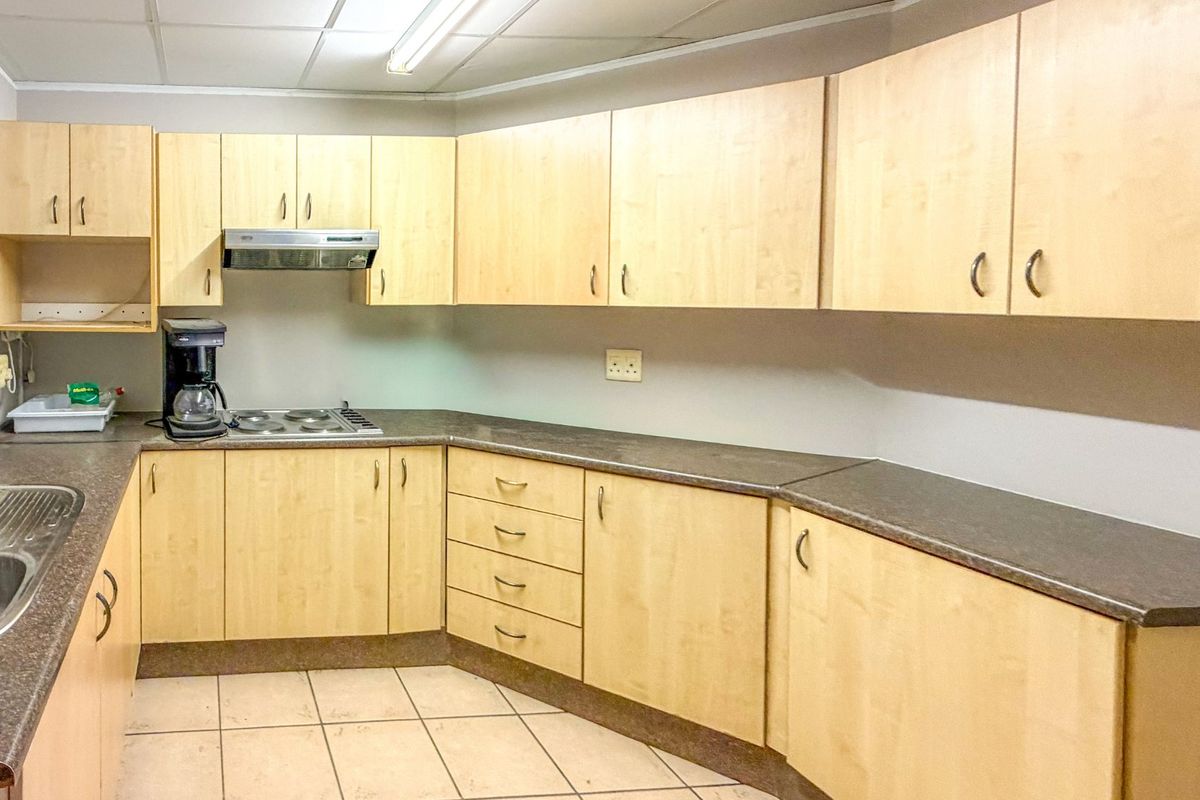 The Gonubie Game-Changer – Prime Business Hub with a Residential Bonus That Pays You Back. Vat Registered Seller.  - Photo 4