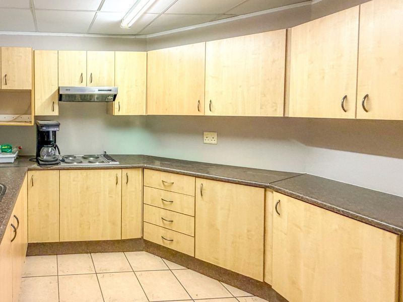 The Gonubie Game-Changer – Prime Business Hub with a Residential Bonus That Pays You Back. Vat Registered Seller.  - Photo 4