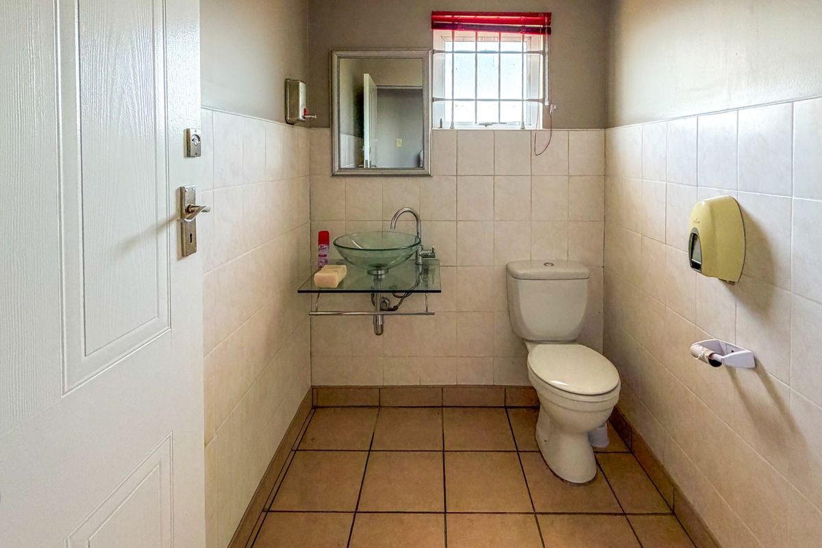 The Gonubie Game-Changer – Prime Business Hub with a Residential Bonus That Pays You Back. Vat Registered Seller.  - Photo 5