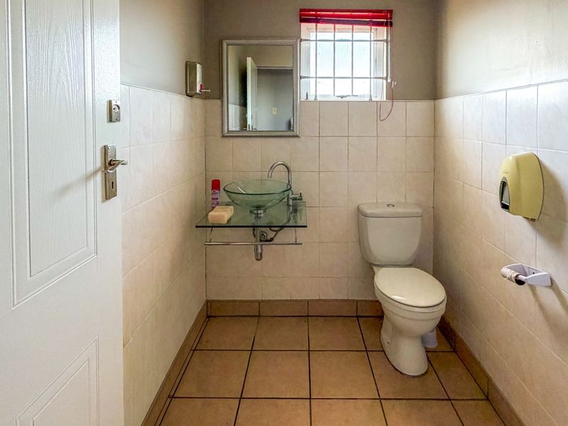 The Gonubie Game-Changer – Prime Business Hub with a Residential Bonus That Pays You Back. Vat Registered Seller.  - Photo 5