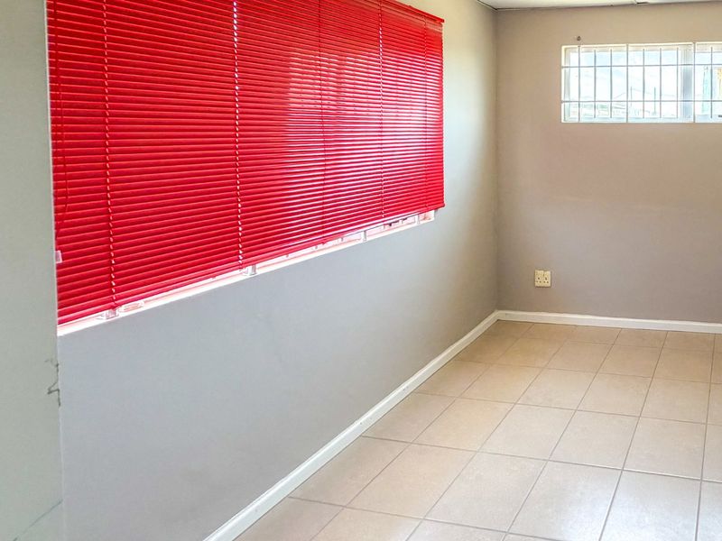 The Gonubie Game-Changer – Prime Business Hub with a Residential Bonus That Pays You Back. Vat Registered Seller.  - Photo 10