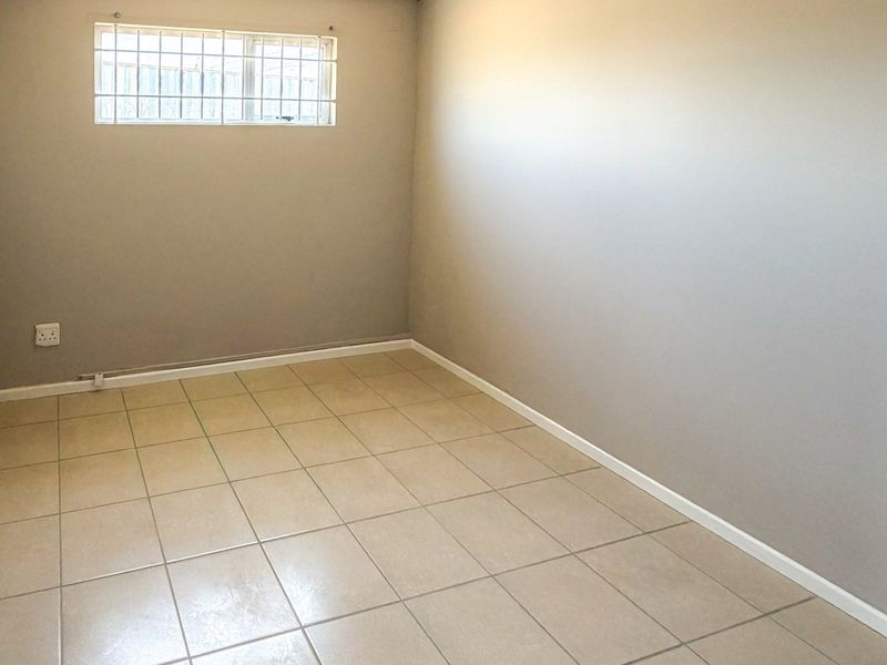 The Gonubie Game-Changer – Prime Business Hub with a Residential Bonus That Pays You Back. Vat Registered Seller.  - Photo 9