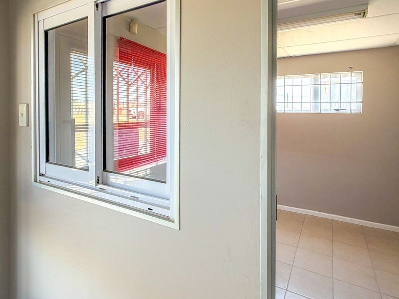 The Gonubie Game-Changer – Prime Business Hub with a Residential Bonus That Pays You Back. Vat Registered Seller.  - Photo 8