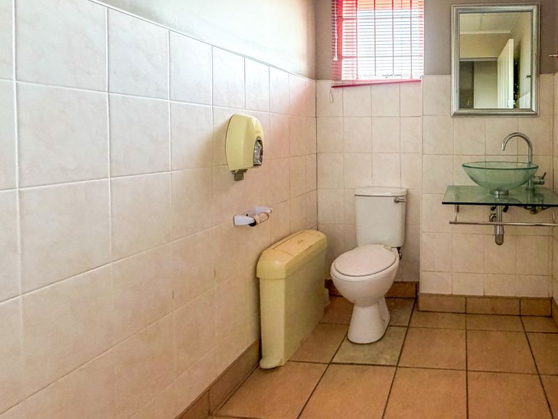 The Gonubie Game-Changer – Prime Business Hub with a Residential Bonus That Pays You Back. Vat Registered Seller.  - Photo 6