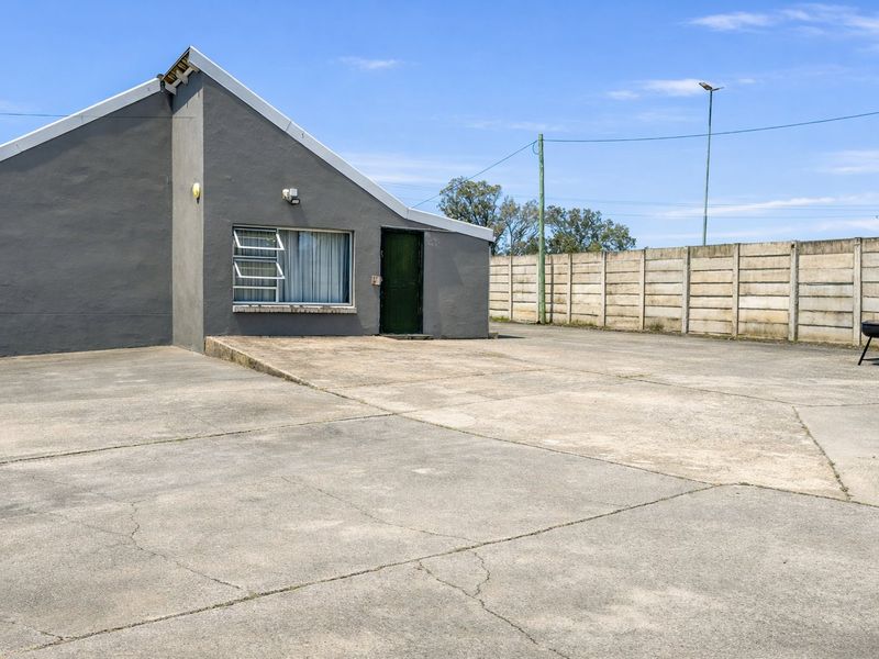 Mixed-Use Gonubie Game-Changer – Spacious Home with Income-Generating Office Premises (VAT Registered Seller) - Photo 2