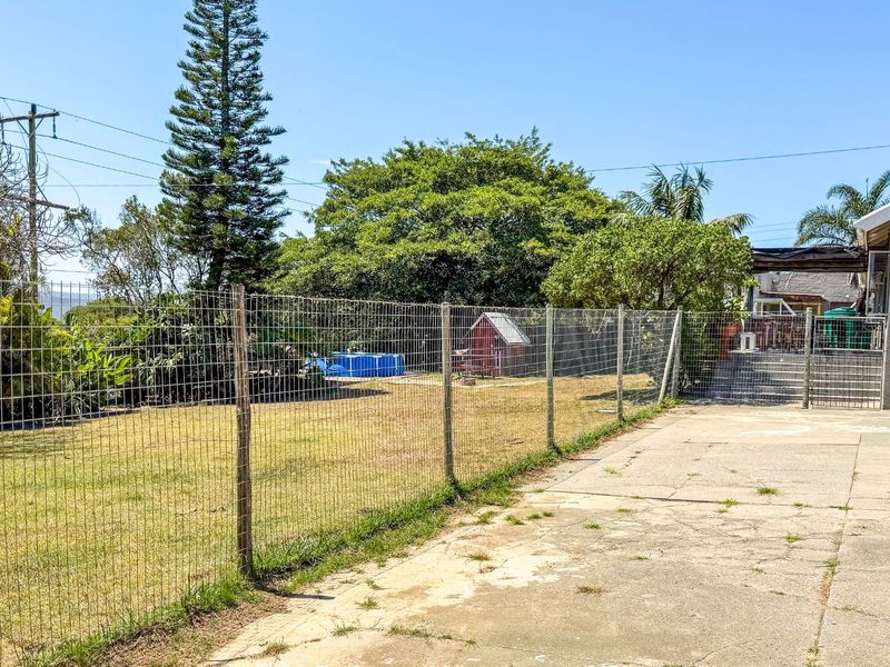 Mixed-Use Gonubie Game-Changer – Spacious Home with Income-Generating Office Premises (VAT Registered Seller) - Photo 3