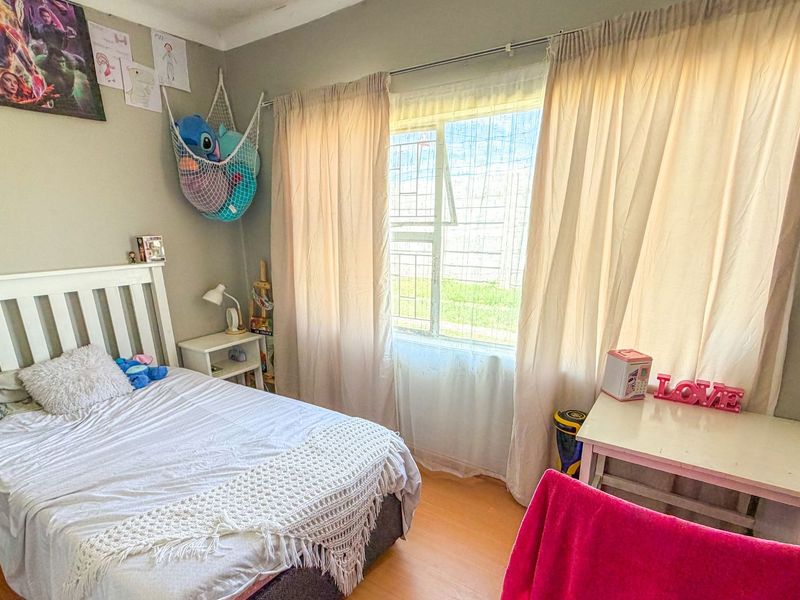 Mixed-Use Gonubie Game-Changer – Spacious Home with Income-Generating Office Premises (VAT Registered Seller) - Photo 8