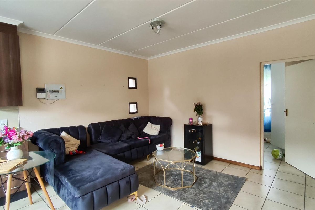 Modern 2 Bedroom Townhouse in Secure Helderwyk Estate - Photo 3