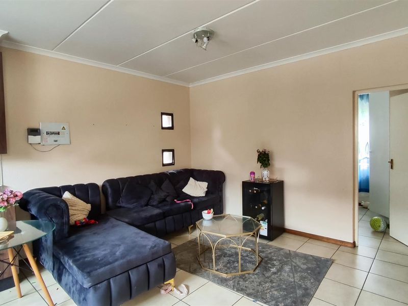 Modern 2 Bedroom Townhouse in Secure Helderwyk Estate - Photo 3