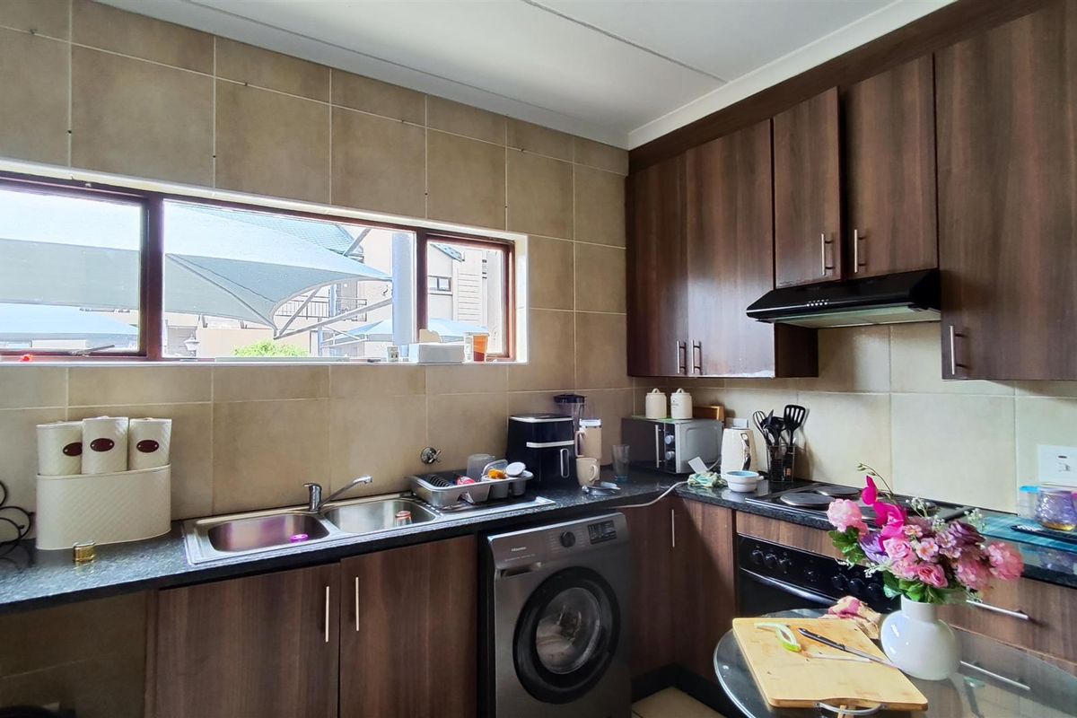 Modern 2 Bedroom Townhouse in Secure Helderwyk Estate - Photo 2