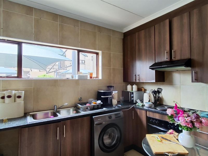 Modern 2 Bedroom Townhouse in Secure Helderwyk Estate - Photo 2