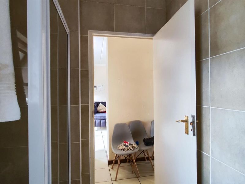 Modern 2 Bedroom Townhouse in Secure Helderwyk Estate - Photo 8