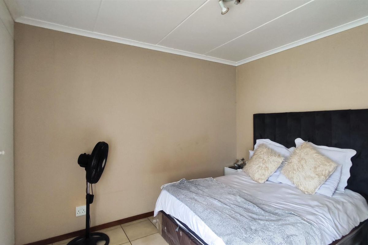 Modern 2 Bedroom Townhouse in Secure Helderwyk Estate - Photo 5