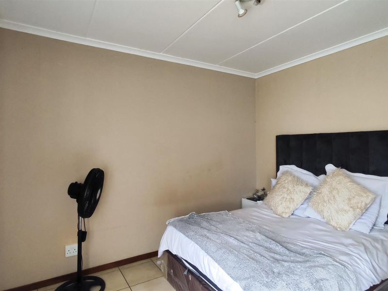 Modern 2 Bedroom Townhouse in Secure Helderwyk Estate - Photo 5