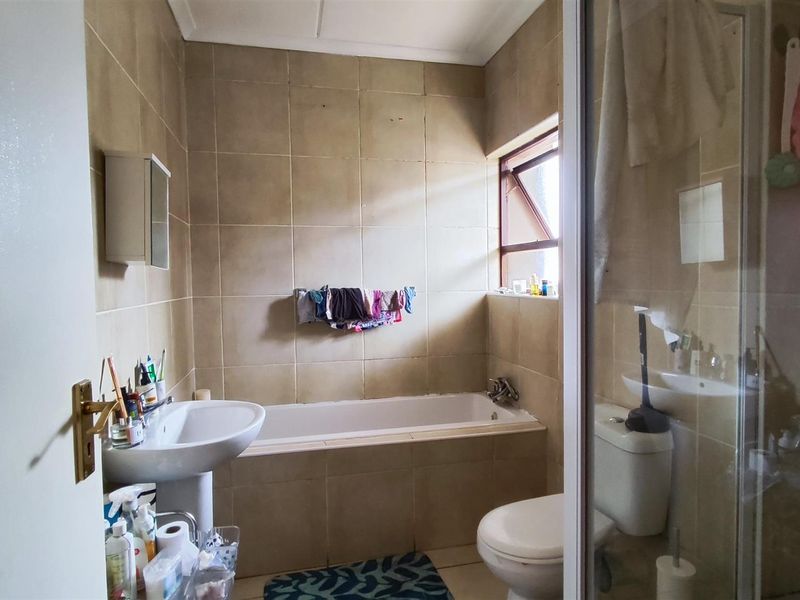 Modern 2 Bedroom Townhouse in Secure Helderwyk Estate - Photo 7