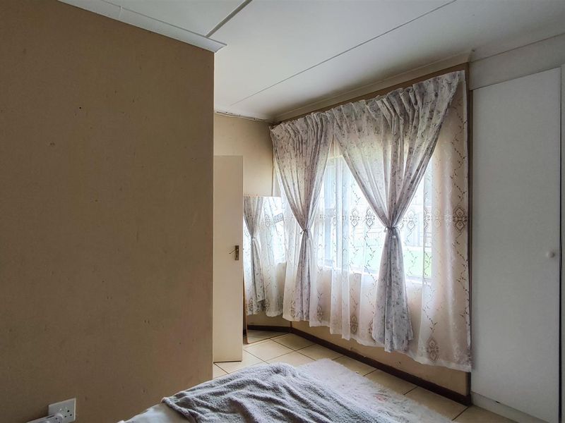 Modern 2 Bedroom Townhouse in Secure Helderwyk Estate - Photo 6