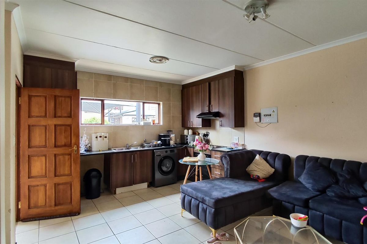 Modern 2 Bedroom Townhouse in Secure Helderwyk Estate - Photo 4