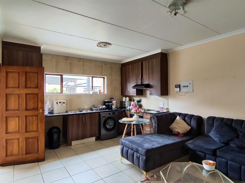 Modern 2 Bedroom Townhouse in Secure Helderwyk Estate - Photo 4