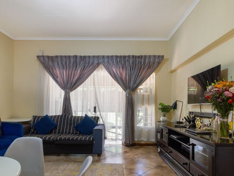 Gorgeous 2 Bedroom Ground Floor Unit in a Small, Secure Complex. - Photo 5