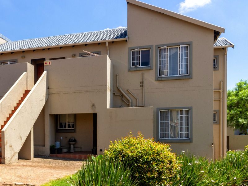 Gorgeous 2 Bedroom Ground Floor Unit in a Small, Secure Complex. - Photo 2