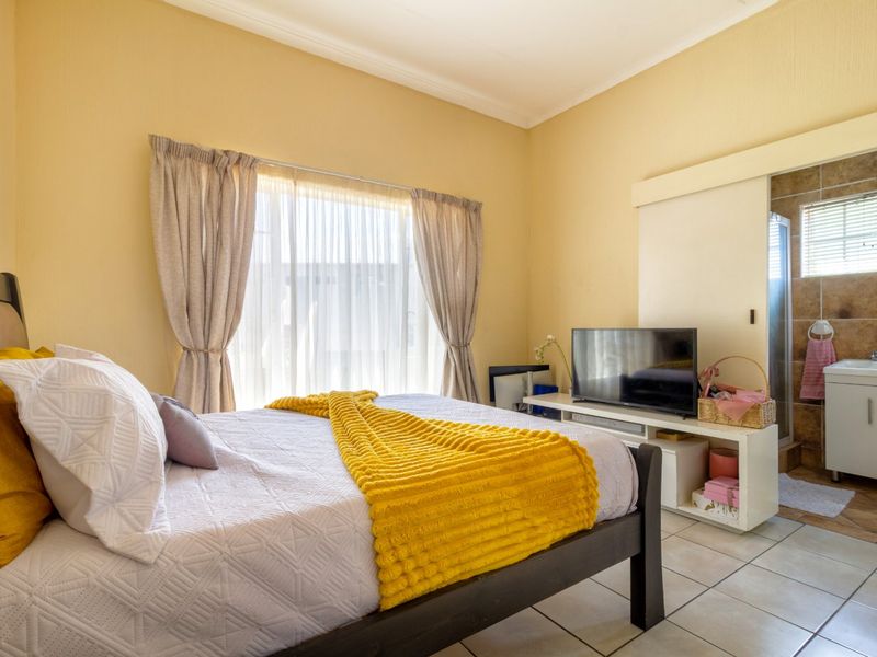 Gorgeous 2 Bedroom Ground Floor Unit in a Small, Secure Complex. - Photo 10