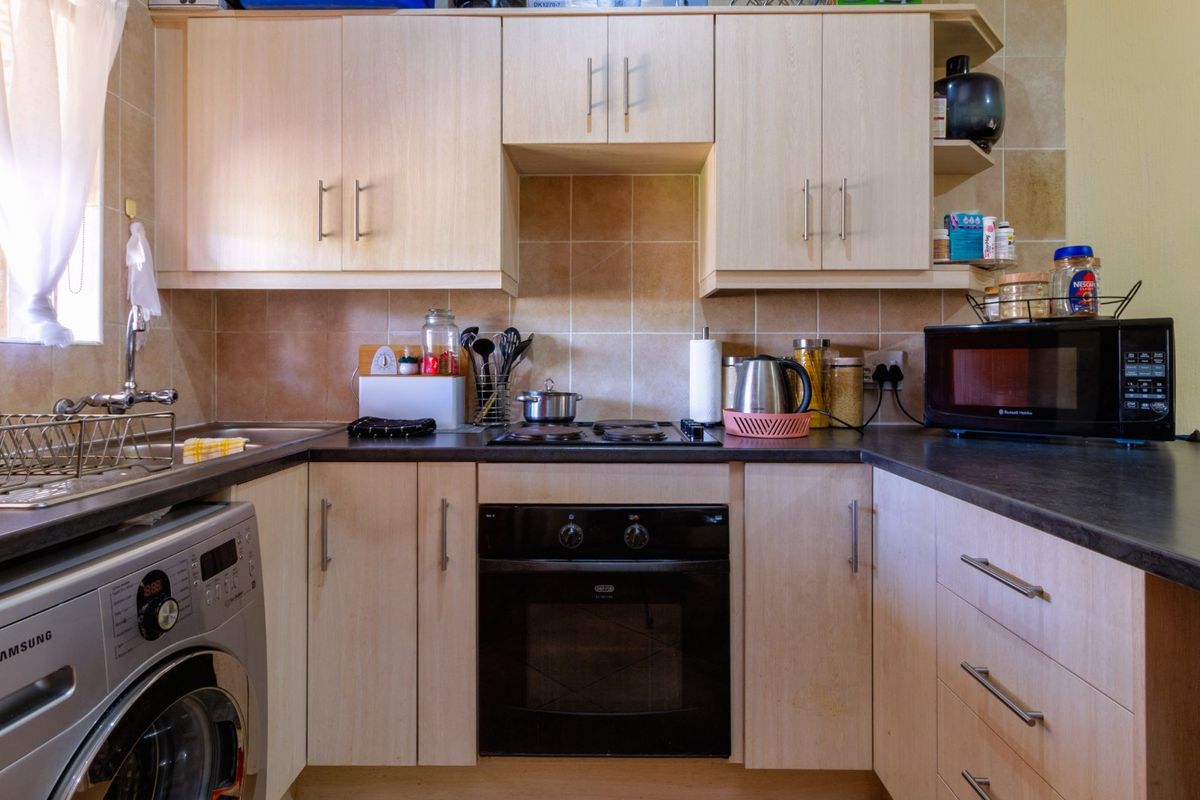 Gorgeous 2 Bedroom Ground Floor Unit in a Small, Secure Complex. - Photo 4